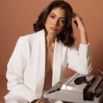 La escritora misteriosa KB revela su rostro, muestra su belleza y anuncia el estreno de su podcast
